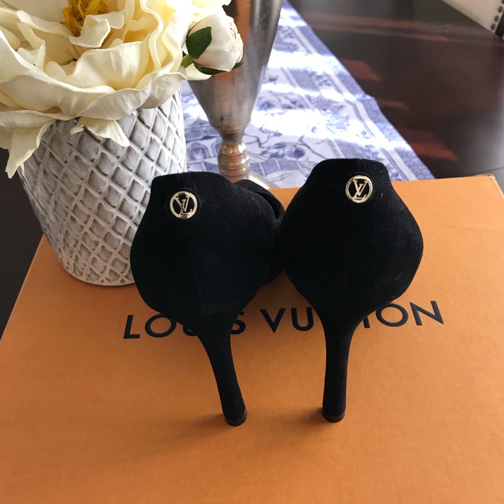 SOLD Authentic LOUIS VUITTON Suede Pumps - Picture 1 of 8